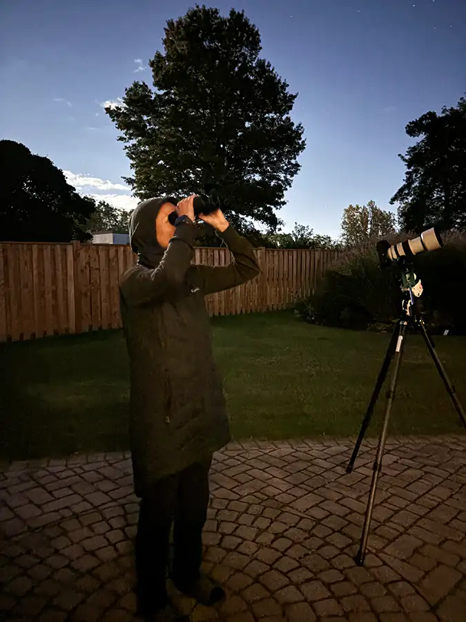 using binoculars to find a comet